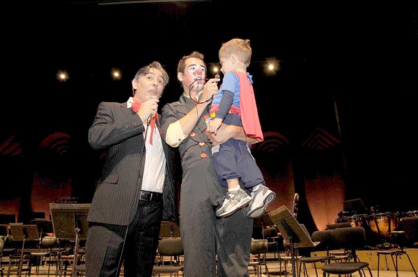 O maestro Osvaldo Ferreira e o palhaço Sarrafo (Felipe Ternes) com o menino Rafael Barsalin, que participou do espetáculo Criança tem Concerto, com a Orquestra Sinfônica do Paraná, em comemoração aos 150 anos de nascimento do compositor Claude Debussy. O concerto foi ontem de manhã, no Teatro Guaíra. Felipe passou numa prévia do Cirque du Soleil e espera o chamado da companhia | Kraw Penas