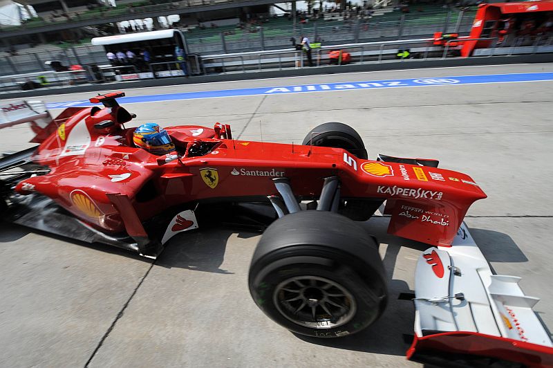 Alonso revela que testou diversas configurações da Ferrari no primeiro treino | Roslan Rahman / AFP