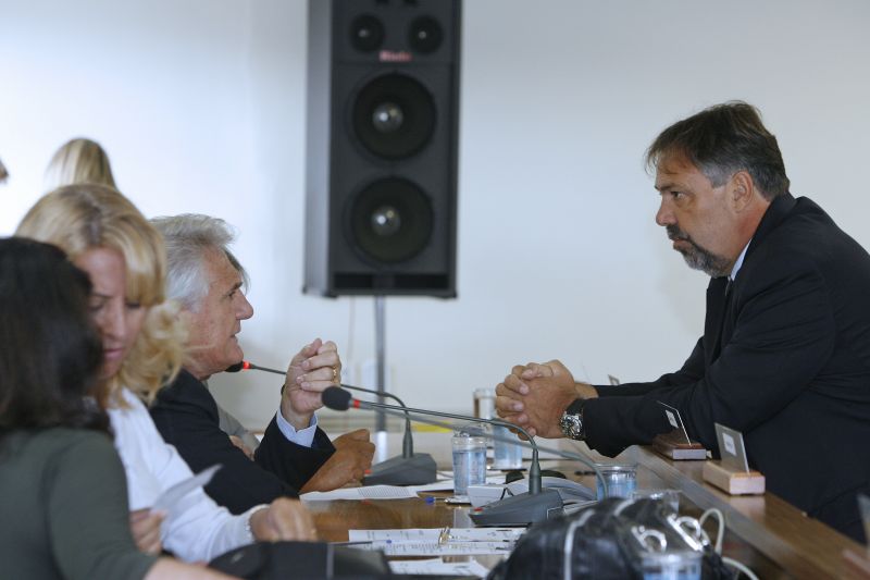 Derosso (dir.) em conversa com o presidente interino da Câmara, Sabino Picolo, durante sessão em fevereiro: de lá para cá, 11 vereadores do PSDB assinaram o pedido de renúncia do ex-comandante da Casa | Antônio More/ Gazeta do Povo