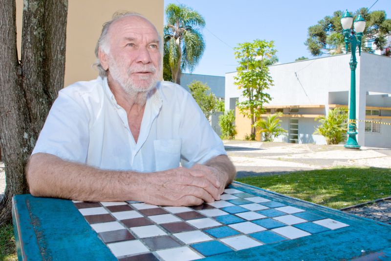 Para o carpinteiro Fausto Fiore Dalacqua, de 66 anos, o atendimento é bom, mas o calçamento precisa melhorar | Henry Milleo/ Gazeta do Povo