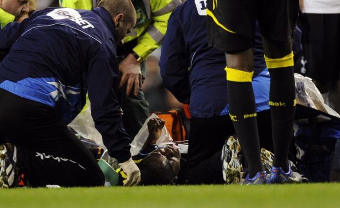Muamba, de 23 anos, desmaiou aos 41 minutos do primeiro tempo da partida entre Bolton e Tottenham | EFE