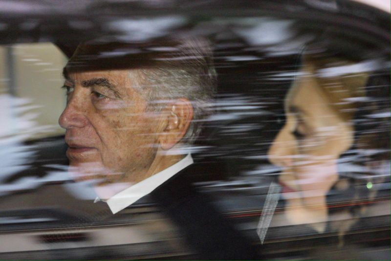 Reza Pahlevi e a esposa, Farah, fogem de Teerã: livro faz um relato original da revolução que derrubou o último monarca iraniano | Phillipe Dezmazes/AFP