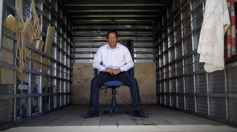 Aldemir Pires, gerente da empresa Bitway Computadores, em Piraquara: roubo de equipamentos parou linha de produção por falta de peças | Daniel Castellano / Gazeta do Povo