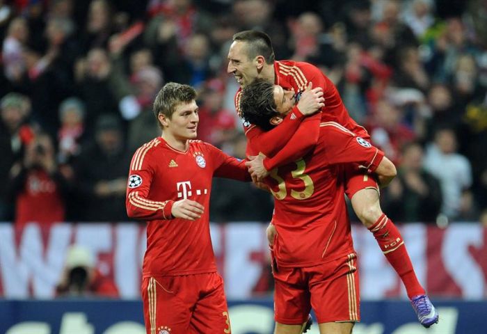 Ribery, tiante de Toni Kroos, salta em Mario Gomez para comemorar o quinto gol do Bayern de Munique diante do Hertha Berlin | EFE