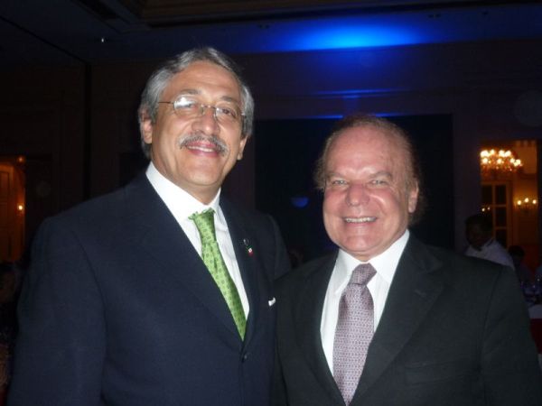 CONGRESSO MEXICANO DE CIRURGIA PLÁSTICA: Como convidado internacional do 43º Congresso Mexicano de Cirurgia Plástica, proferindo uma série de palestras, o médico curitibano Arnaldo Miró foi recebido pelo anfitrião Jorge Gortarez, presidente do Comitê Científico e organizador do encontro |