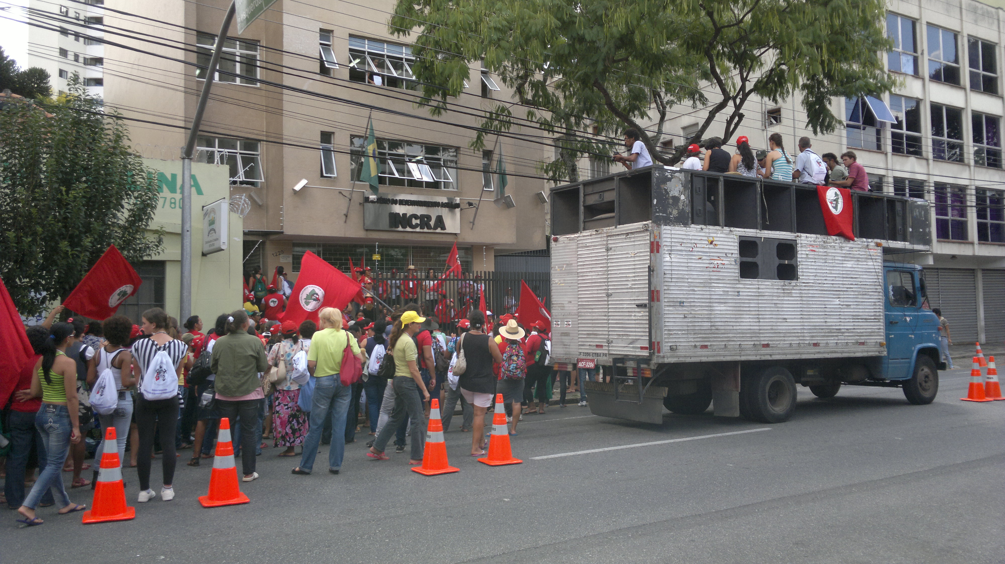 Manifestantes protestam na frente da sede do Incra, na Rua dr. Faivre, Centro de Curitiba | Heliberton Cesca/Gazeta do Povo
