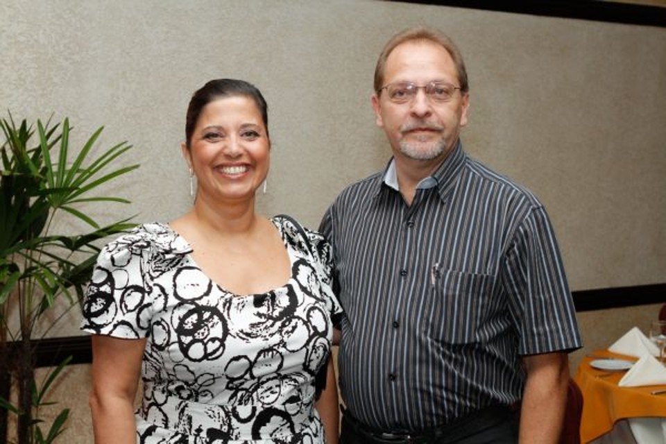A diretora-geral da Rede Mabu Hotéis & Resorts, Márcia Abujamra e o presidente da Associação Brasileira de Agências de Viagens, Celso Tesser, confraternizam durante o jantar para convidados no Mabu Royal & Premium Hotel, sexta-feira, durante a 18ª edição do Salão Paranaense de Turismo | Kelly Knevels