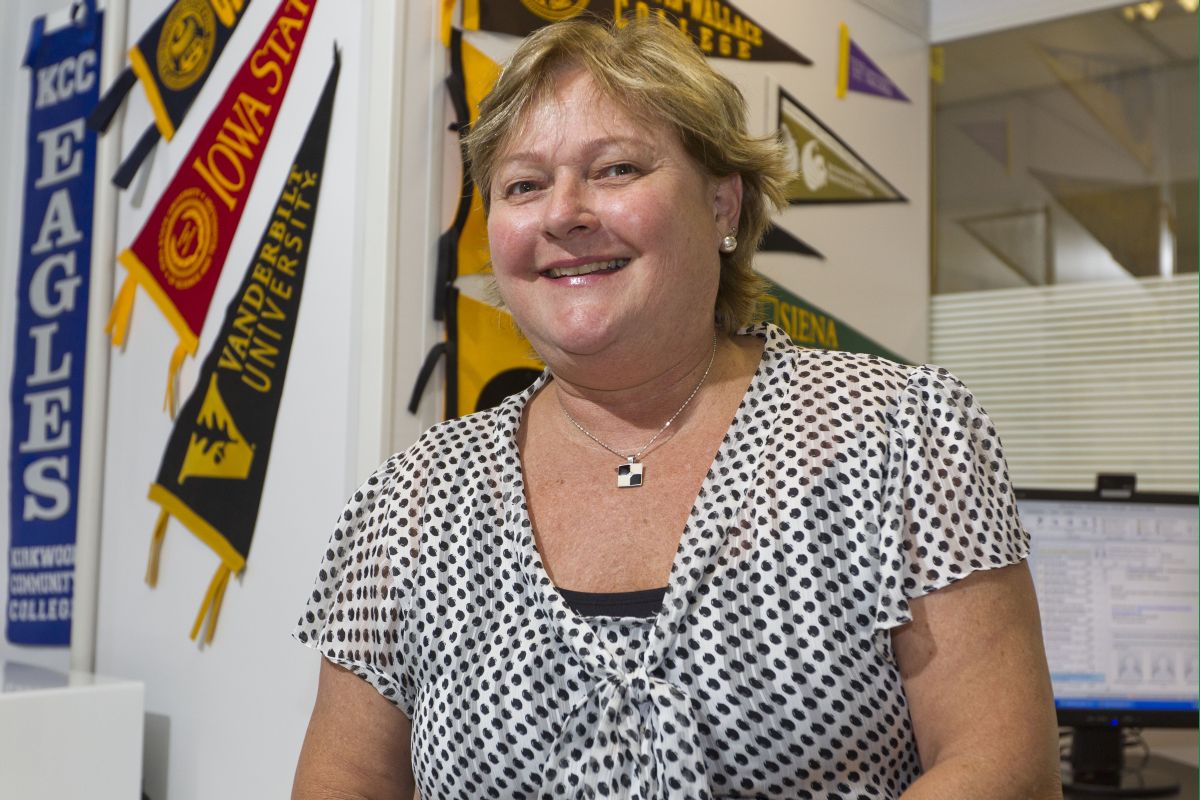 Areta Ulhana Galat começou a fazer traduções do inglês para o português para guardar dinheiro para fazer um intercâmbio | Diego Pisante / Gazeta do Povo