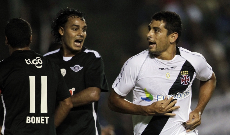 Com um gol e uma expulsão, Diego Souza foi o personagem da partida entre Libertad e Vasco | Mario Valdez / Reuters