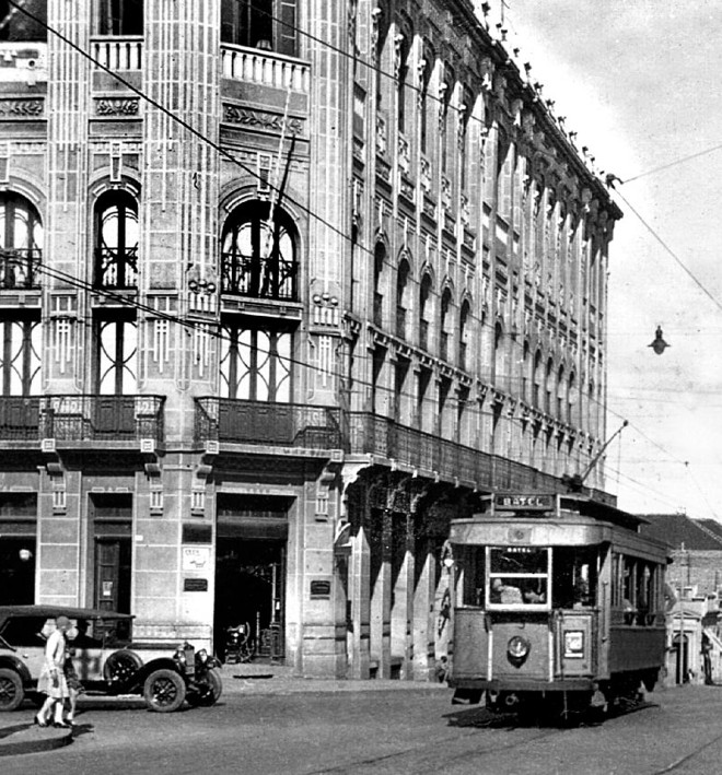 Bonde vindo pela Rua Barão do Rio Branco, em frente do prédio do antigo Clube Curitibano, em 1931 |