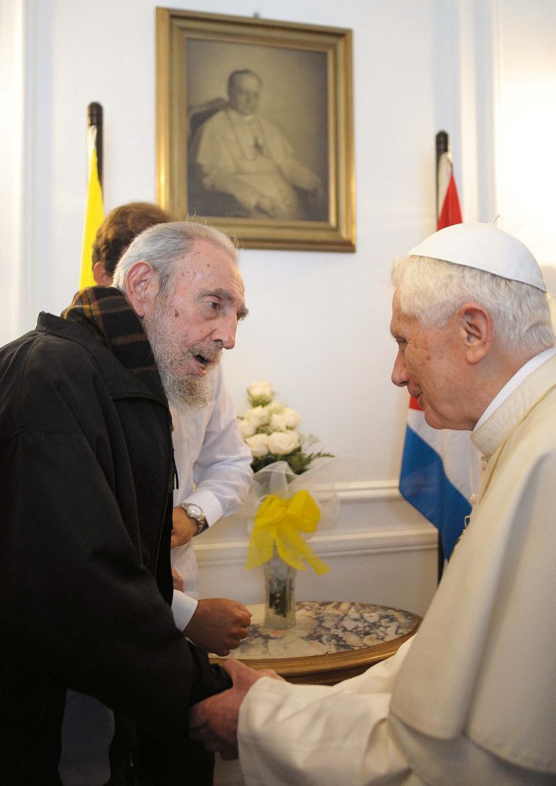 Fidel Castro, que foi excomungado pela Igreja Católica há 50 anos, conversa com o Papa Bento XVI durante encontro em Havana | Osservatore Romano/Reuters