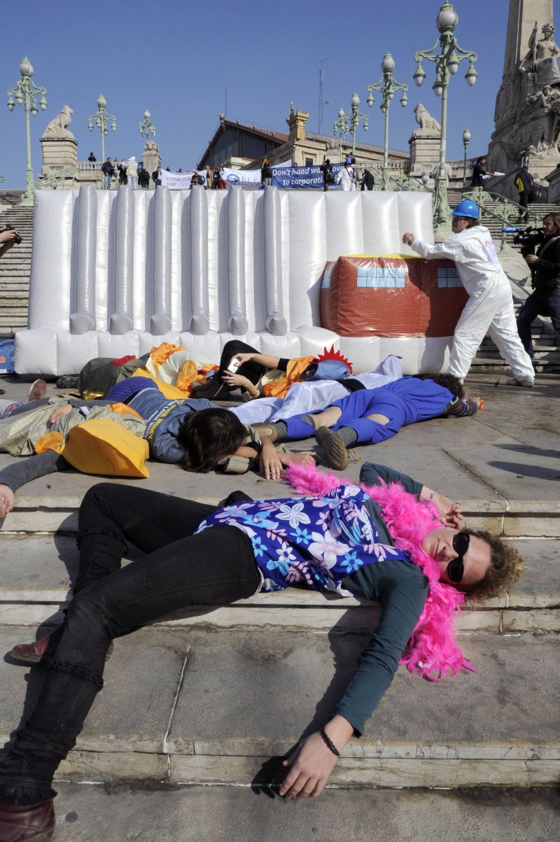 Ativistas realizam protesto contra barragens de hidroelétricas, em Marselha, na França | Anne-Christine Poujoulat/AFP