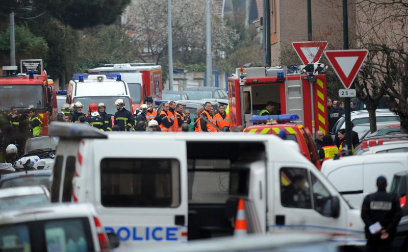 Os agentes acreditam lidar com um indivíduo que não possui tendências suicidas e buscam negociar sua rendição para capturá-lo vivo | AFP PHOTO/REMY GABALDA