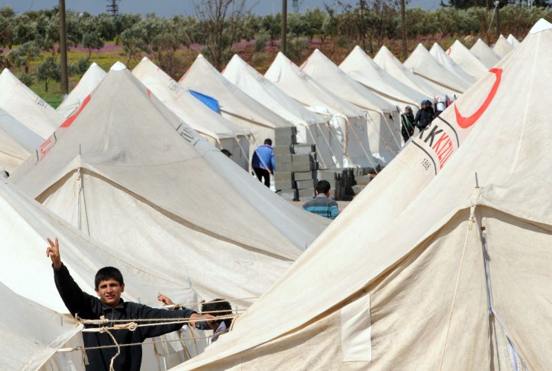 Campo de refugiados sírios: em 24 horas, mil pessoas cruzaram a fronteira com a Turquia | BULENT KILIC/AFP