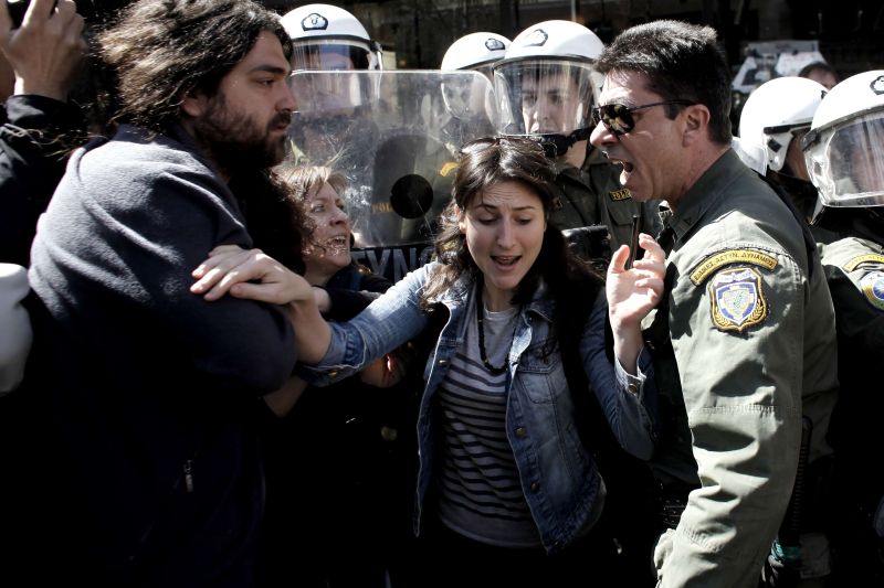 Manifestante em meio aos políciais | AFP