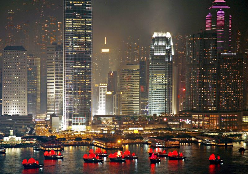 Vista de Hong Kong, que oferece estudo gratuito para as crianças nascidas no território semiautônomo da China, uma das vantagens perseguidas pelas mães chinesas | Bobby Yip/Reuters