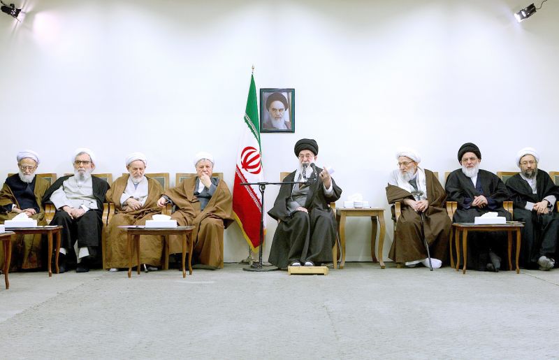 O líder supremo do Irã, aiatolá
Ali Khamenei (centro), elogia declaração de Obama a favor de solução diplomática para impasse nuclear | AFP