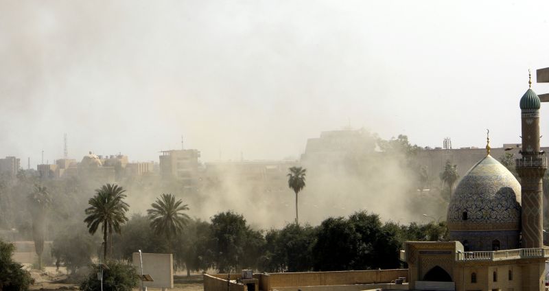 Fumaça sobe após explosão perto da embaixada iraniana em Bagdá | AFP PHOTO/ALI AL-SAADI