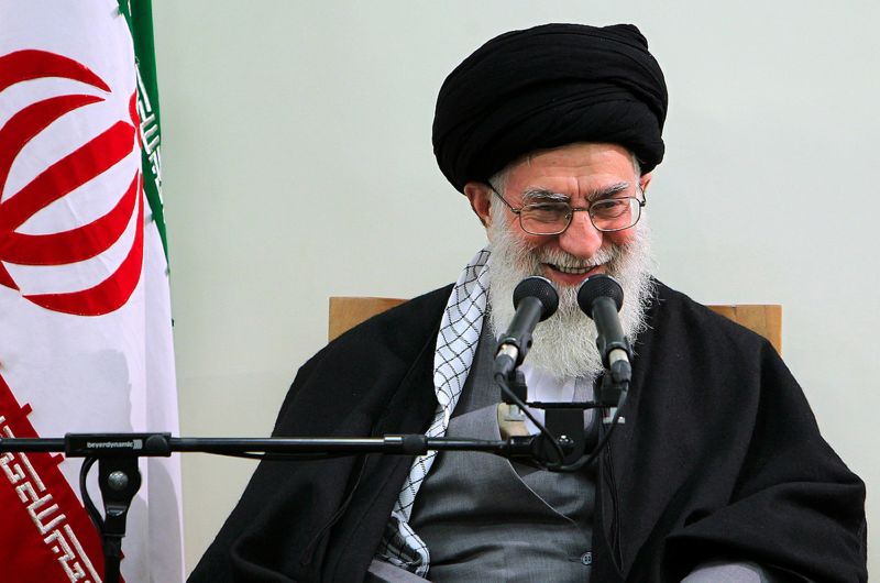 O líder supremo do Irã, aiatolá Ali Khamenei, reúne-se com membros do Conselho dos Guardiães, em Teerã | REUTERS/Khamenei.ir/Divulgação