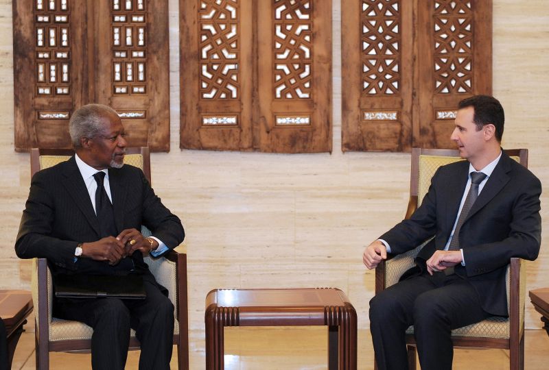 Foto divulgada pela agência de notícias oficial Síria (SANA) mostra o presidente sírio, Bashar al-Assad em reunião com o enviado da Liga Árabe, Kofi Annan em Damasco | Afp