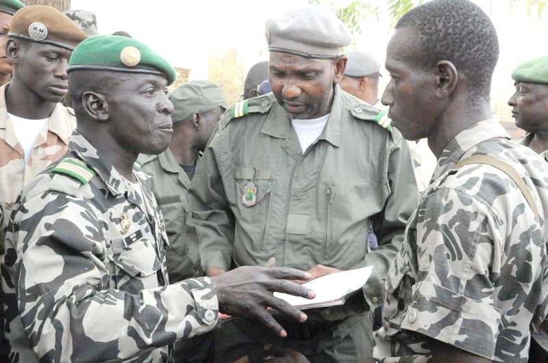 O líder do golpe militar no Mali, Amadou Sanogo (à esquerda), dá instruções a militares após a tomada do poder | Habibou Kouyate/AFP