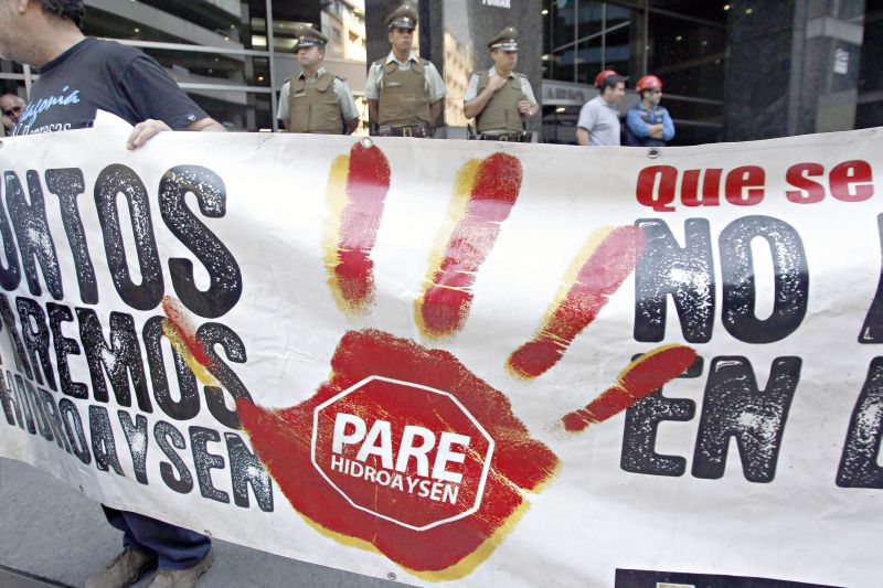Na semana passada, manifestantes realizaram protesto contra a HidroAysen, um conjunto de usinas hidrelétricas de 10 bilhões de dólares planejado para o sul da Patagônia chilena | Ivan Alvarado/Reuters