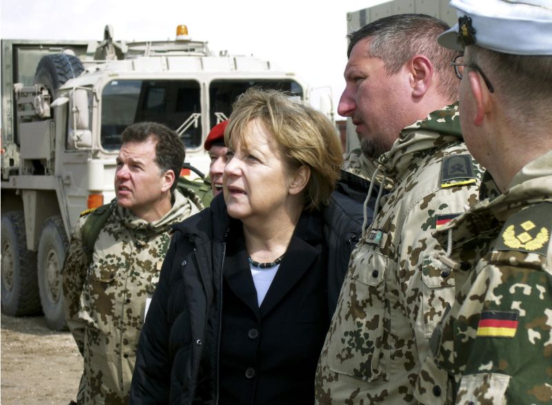 Chanceler alemã Angela Merkel visita base militar no Afeganistão | REUTERS/Kristina Dunz/Pool