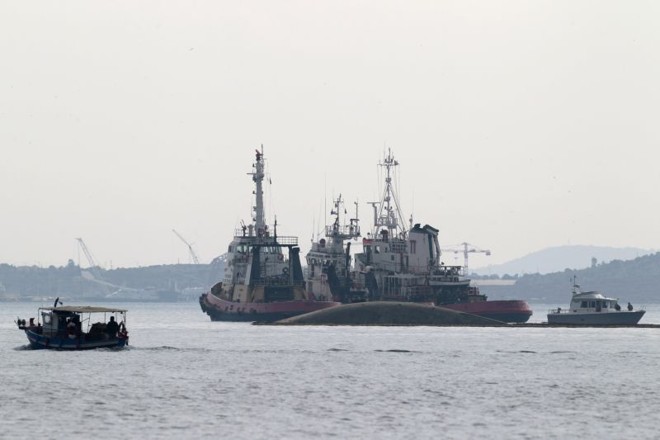 Navio-tanque afunda no Porto de Elefsina, a oeste da capital Atenas. O capitão do navio morreu | REUTERS/Yiorgos Karahalis
