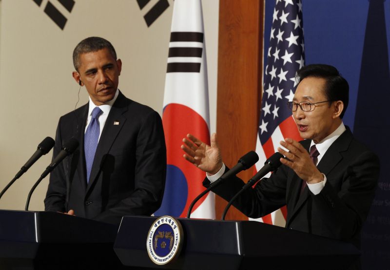 O presidente dos Estados Unidos, Barack Obama, e o presidente da Coreia do Sul, Lee Myung-Bak | Larry Downing / Reuters