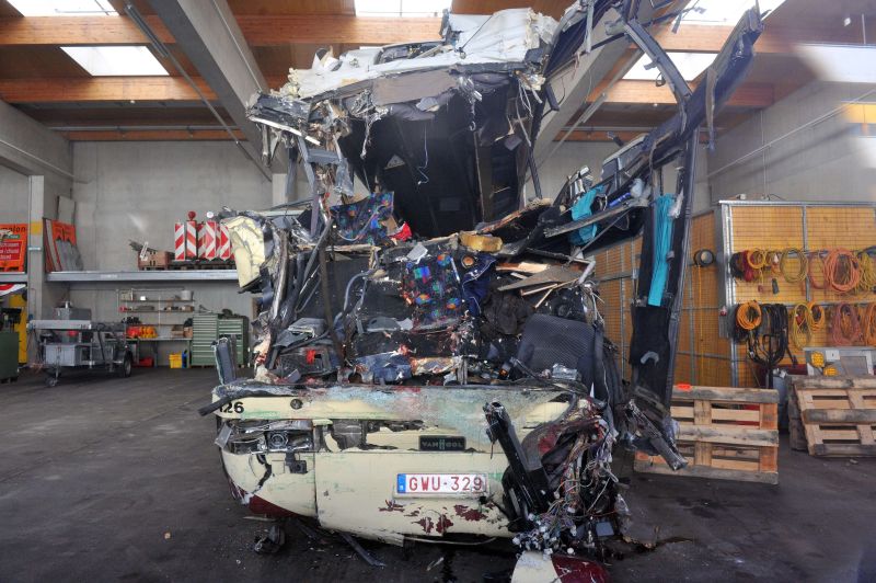 Ônibus destruído que bateu contra parede de muro e matou 28 pessoas na Suíça | AFP PHOTO / SEBASTIEN FEVAL