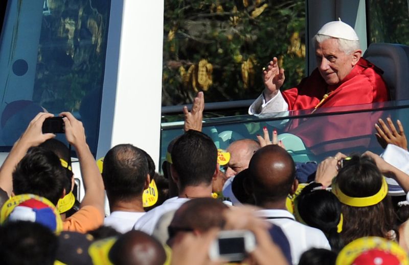 Papa Bento XVI cumprimenta fiéis de dentro do papamóvel durante a sua chegada à Praça da Revolução, em Havana | AFP PHOTO/Rodrigo ARANGUA