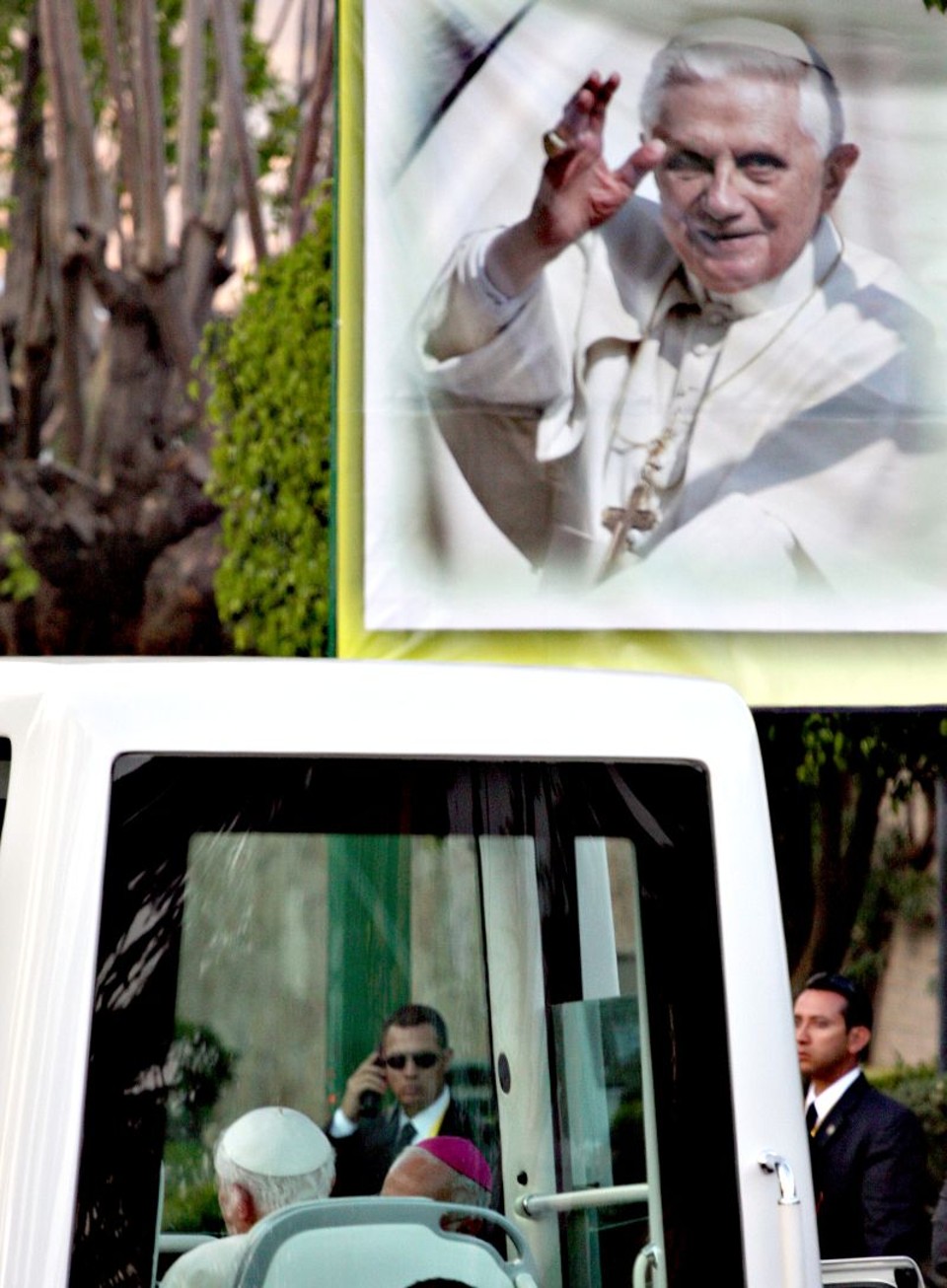 Bento XVI passa diante de cartaz com sua foto em Leon, no México | Hector Guerrer/AFP