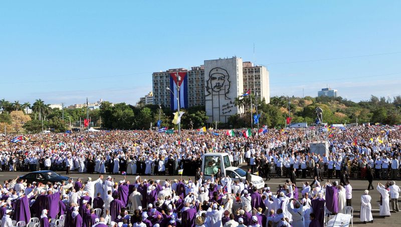 O pontífice de 84 anos celebrou uma missa campal para uma multidão estimada em 300 mil pelo Vaticano na Praça da Revolução de Havana | AFP PHOTO / ALBERTO PIZZOLI