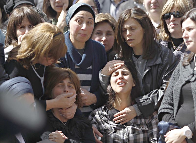 Parentes de crianças vítimas do atirador em Toulouse, choram durante enterro em Jerusalém, Israel | Baz Ratner/Reuters