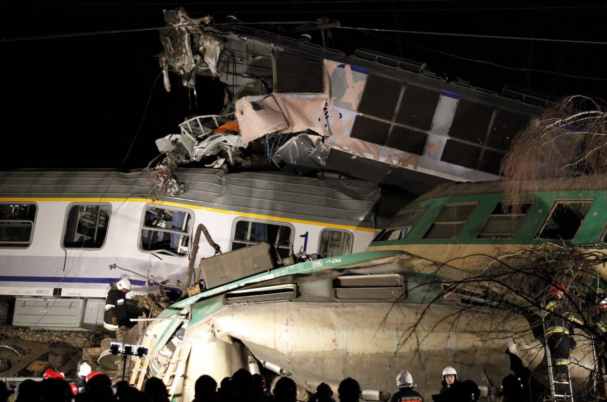 Os dois trens tinham dez carros no total e transportavam cerca de 350 passageiros | ANDRZEJ GRYGIEL / AFP