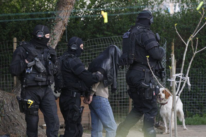 Forças policiais mascaradas prendem membro da comunidade islâmica na França | REUTERS/Stephane Mahe