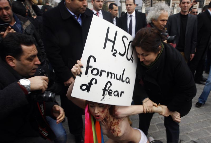 Ativistas do Femen protestam contra a violência doméstica na Turquia e foram detidas por policiais femininas | Reuters/Osman Orsal
