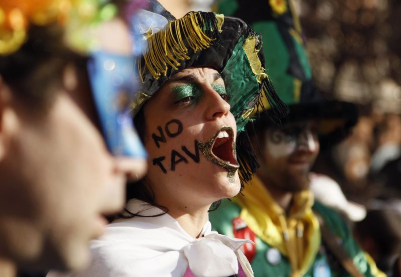 Opositores ao trem de alta velocidade entre Lyon e Turim reuniram centenas de pessoas, que bloquearam temporariamente uma das principais artérias periféricas da capital | REUTERS/Alessandro Bianchi