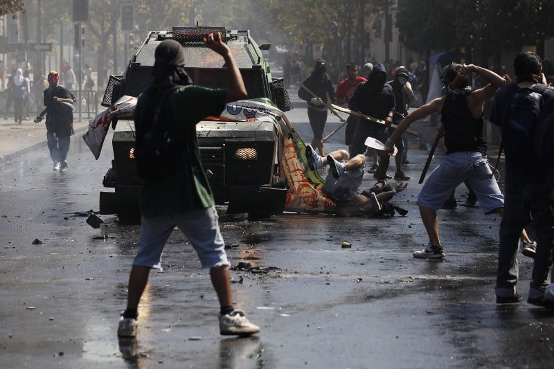Manifestantes entraram em confronto com a polícia | REUTERS/Ivan Alvarado
