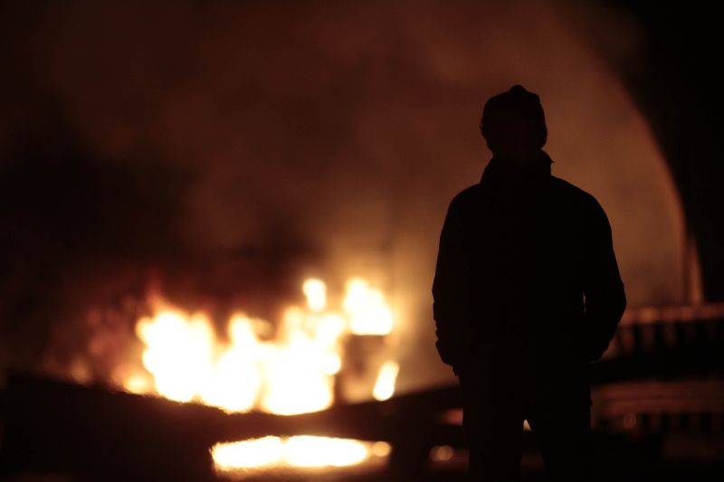 Cerca de mil pessoas ocuparam um trecho da rodovia em Val di Susa, um vale alpino próximo a Turim, onde deve haver obras da ferrovia. Eles montaram barricadas e fogueiras com pneus e sucata | AFP PHOTO/ GIULIO LAPONE