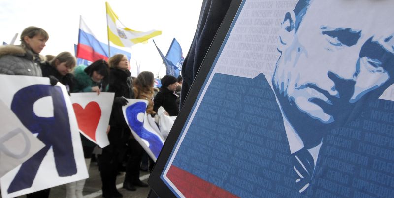 Eleitores que apoiam Vladimir Putin celebram a sua vitória nas eleições russas na cidade de Stavropol | AFP PHOTO / DANIL SEMYONOV