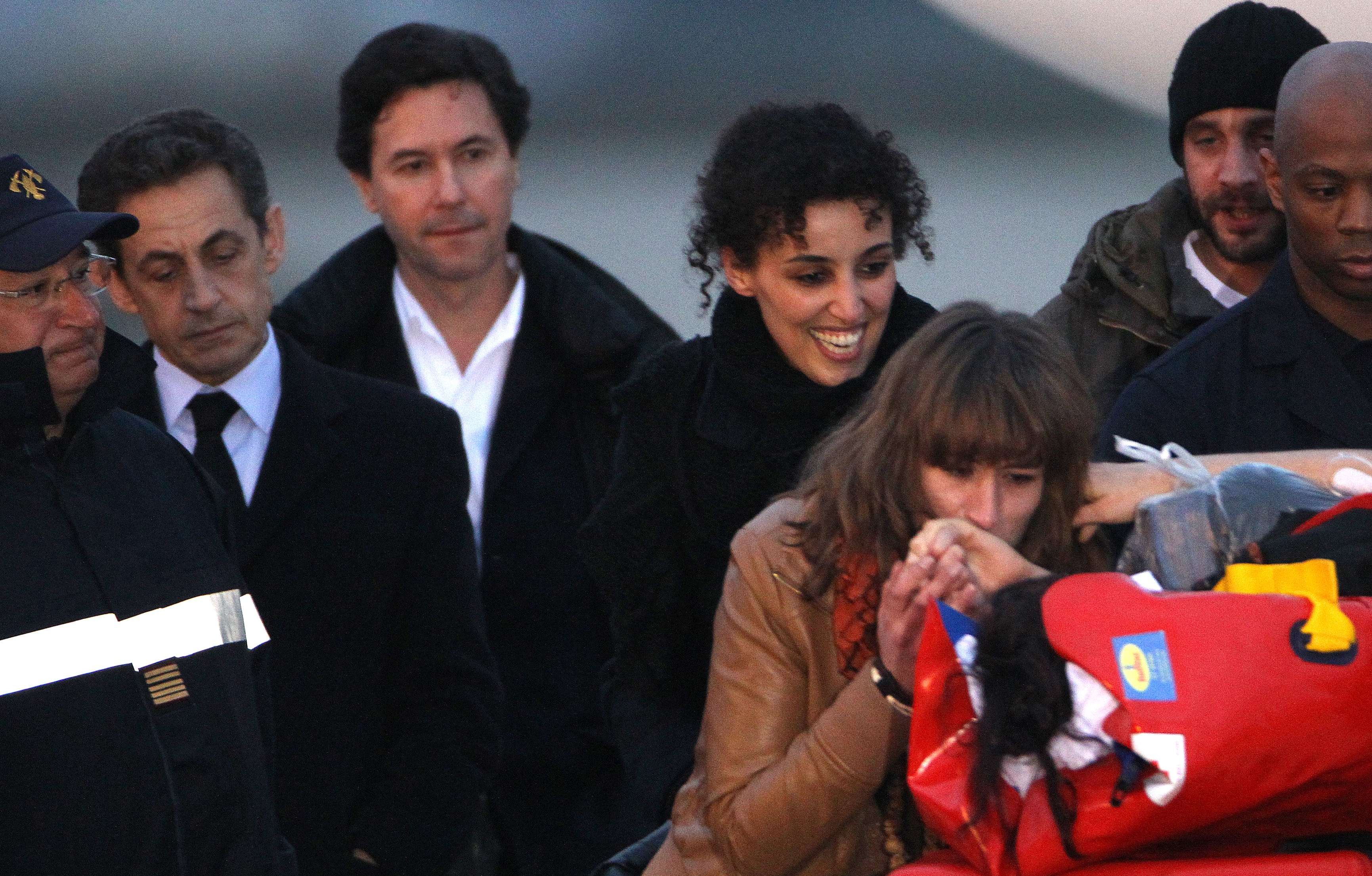 O avião que transportou a repórter do Le Figaro, Edith Bouvier, e o fotógrafo William Daniels, chegou ao Aeroporto Militar da capital francesa. Bouvier sofreu ferimentos em uma perna. Os dois foram recebidos pelo presidente da França, Nicolas Sarkozy | AFP PHOTO / JACQUES DEMARTHON