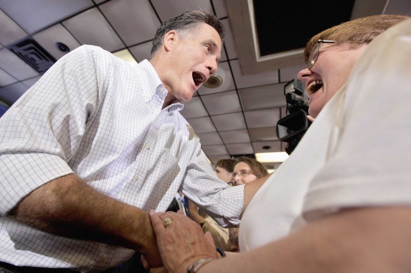 Romney cumprimenta uma eleitora simpatizante durante um brunch em Moline, no estado de Illinois | Chip Somodevilla/AFP