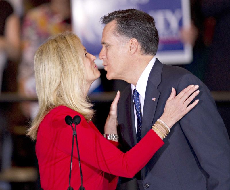 O ex-governador Mitt Romney e sua mulher, Ann, comemoram a vitória nas primárias no estado de Illinois | Don Emmert/AFP