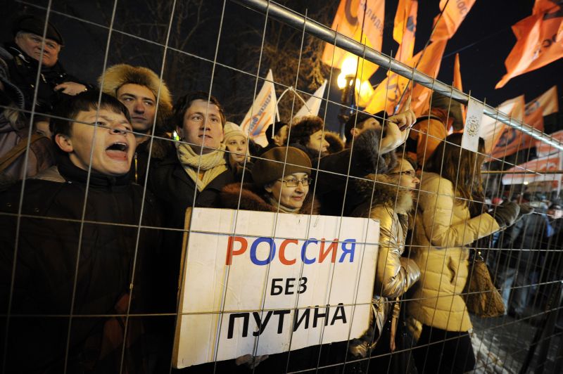 Ativistas da oposição pedem eleições honestas na Rússia e protestam contra a vitória de Vladimir Putin | AFP PHOTO / NATALIA KOLESNIKOVA