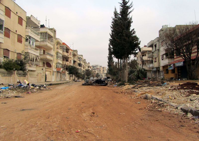 Ruas desertas e casas danificadas após mais um ataque dos soldados sírios à cidade de Homs | AFP PHOTO/HO/GENERAL COMMITTTEE OF THE SYRIAN REVOLUTION