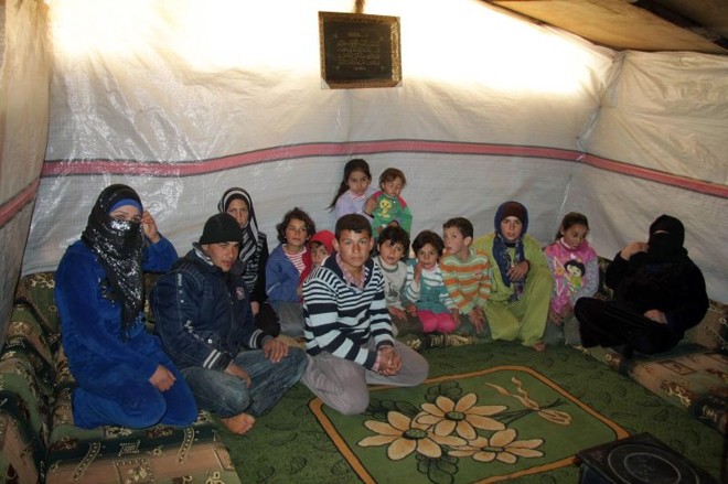 Refugiados sírios que fugiram da violência em Homs se alojam em tenda no Líbano | AFP PHOTO/STR