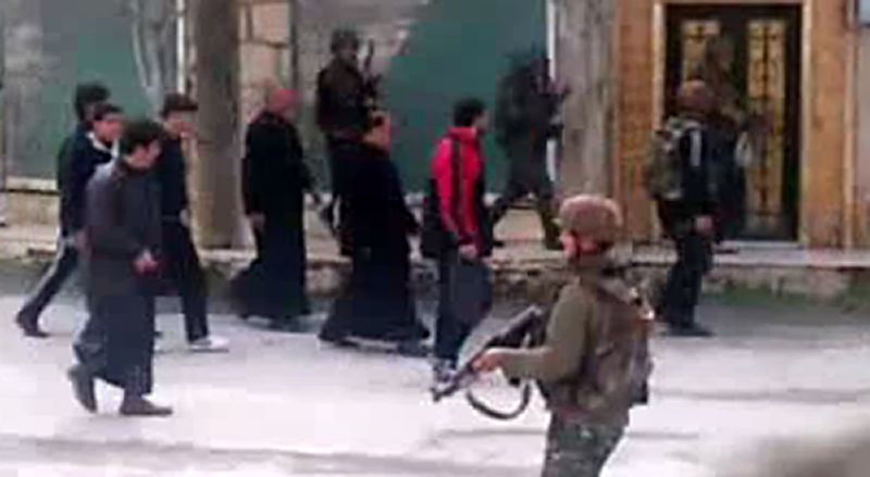 Imagens de vídeo do YouTube mostram forças sírias cercando civis em Kafr Nabl | AFP PHOTO/YOUTUBE