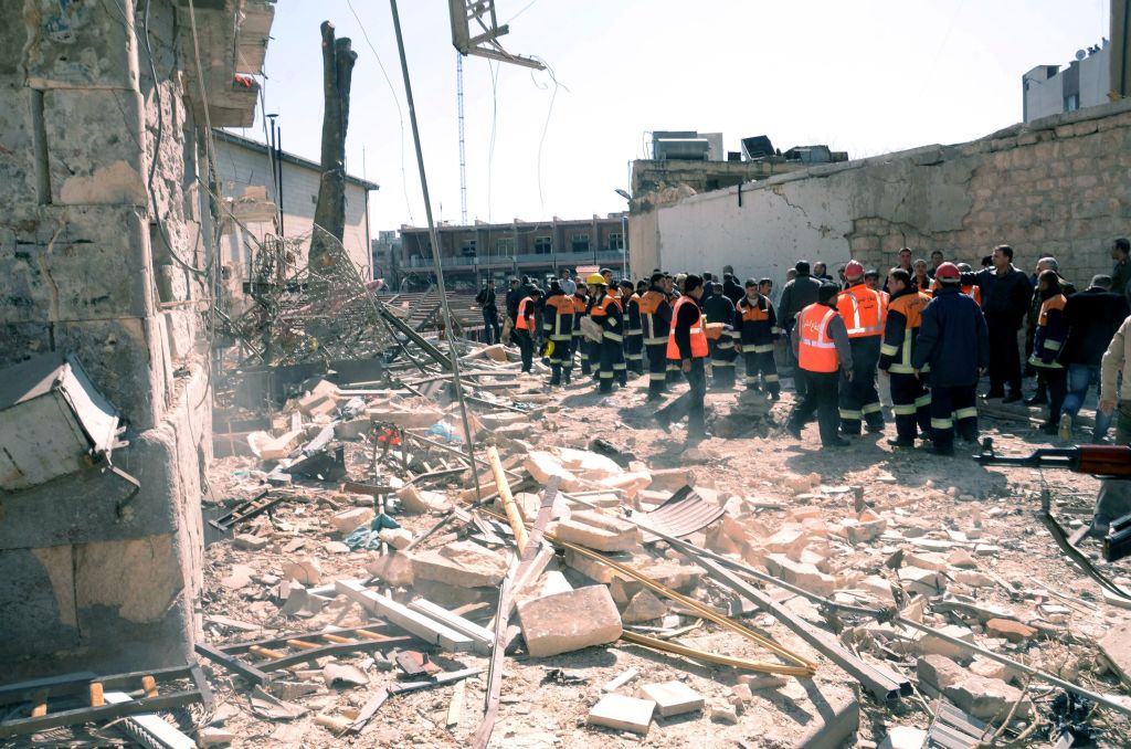 Forças de resgate inspecionam local da explosão na cidade de Aleppo | AFP/HO/SANA