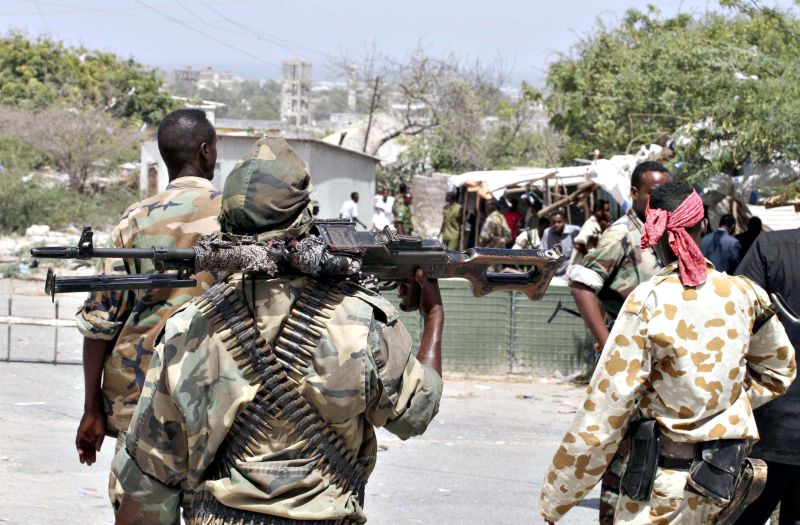 Soldados somalis patrulham os arredores de uma pequena loja de chá em Mogadíscio onde ocorreu um atentado suicida na última quarta-feira | Omar Faruk/Reuters